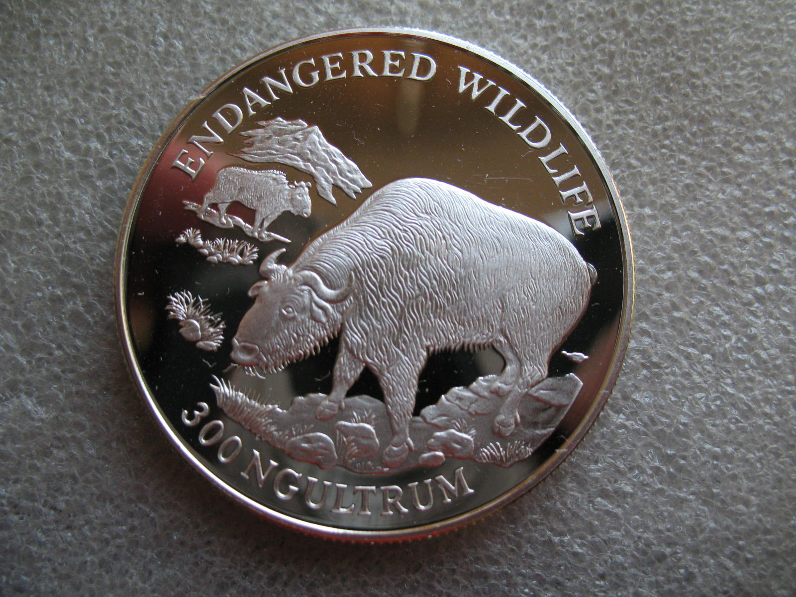 1993年不丹300元精制动物系列纪念大银币-牦牛(大图展示)