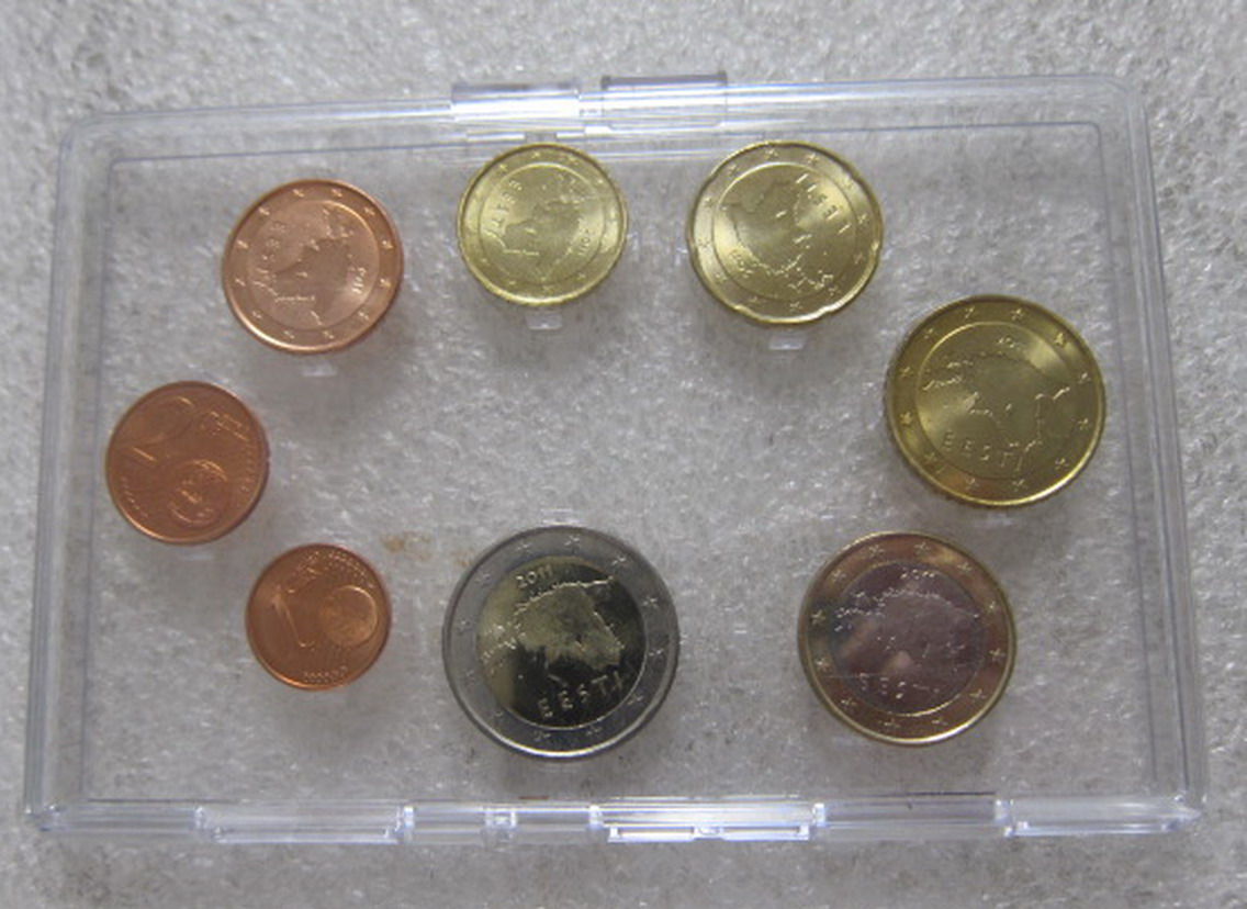 爱沙尼亚2011年8枚套币 里面盒子不好(大图展示)